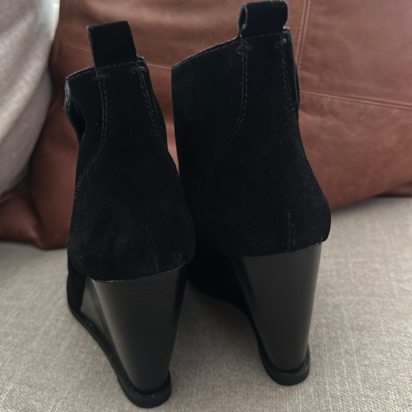 BCBG Generation Kaelin Suede Heeled Booties, Black, Sz 9.5, NWOB - Picture 4 of 7